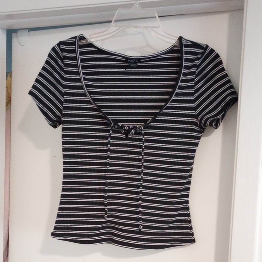 Rue21 Black & White Striped Tie-Front Short Sleeve Top